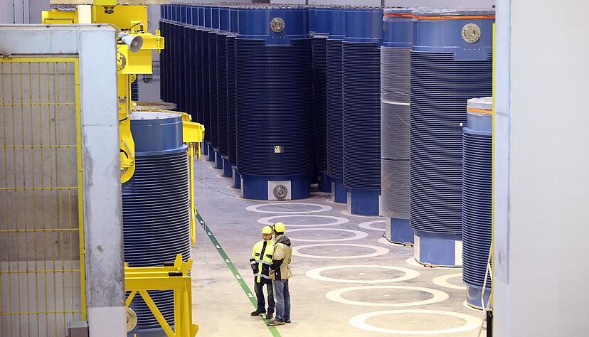 Im Zwischenlager des Atomkraftwerks in Neckarwestheim stehen derzeit mehr als 50 beladene Vastoren. Dazu gesellen sich nach und nach die 15 Behälter aus Obrigheim. Foto: Archiv/Veigel Im Zwischenlager des Atomkraftwerks in Neckarwestheim stehen derzeit mehr als 50 beladene Vastoren. Dazu gesellen sich nach und nach die 15 Behälter aus Obrigheim. Foto: Archiv/Veigel