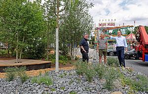 Oliver Toellner, Karl Maier und Steffen Schoch (von links) schnaufen während des Aufbaus am Klimawäldchen durch.