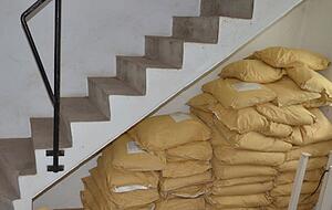 Einige S&auml;cke mit Streckmittel.