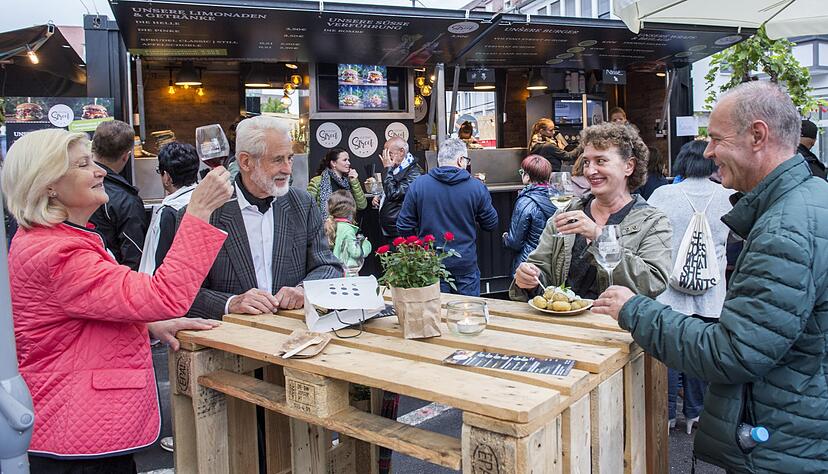 Neuer Stand an der Rathausgasse: Marcel Küffners Team vom Voltino bietet erstmals Streetfood, also Burger und Wraps. Foto: Mario Berger Neuer Stand an der Rathausgasse: Marcel Küffners Team vom Voltino bietet erstmals Streetfood, also Burger und Wraps. Foto: Mario Berger