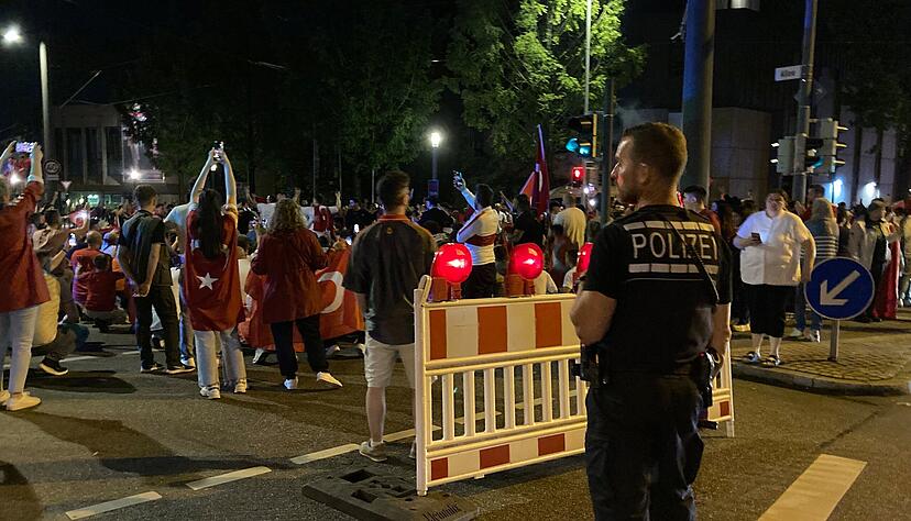 Die Türkei-Fans haben bereits gezeigt, dass sie feiern können. Was erwartet wohl Heilbronn nach einem Sieg im EM-Achtelfinalspiel gegen Österreich?
