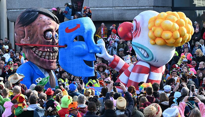 Die Bundestagswahlen finden wenige Tage vor dem Stra&szlig;enkarneval - hier beim Rosenmontag in D&uuml;sseldorf - statt (Illustration)