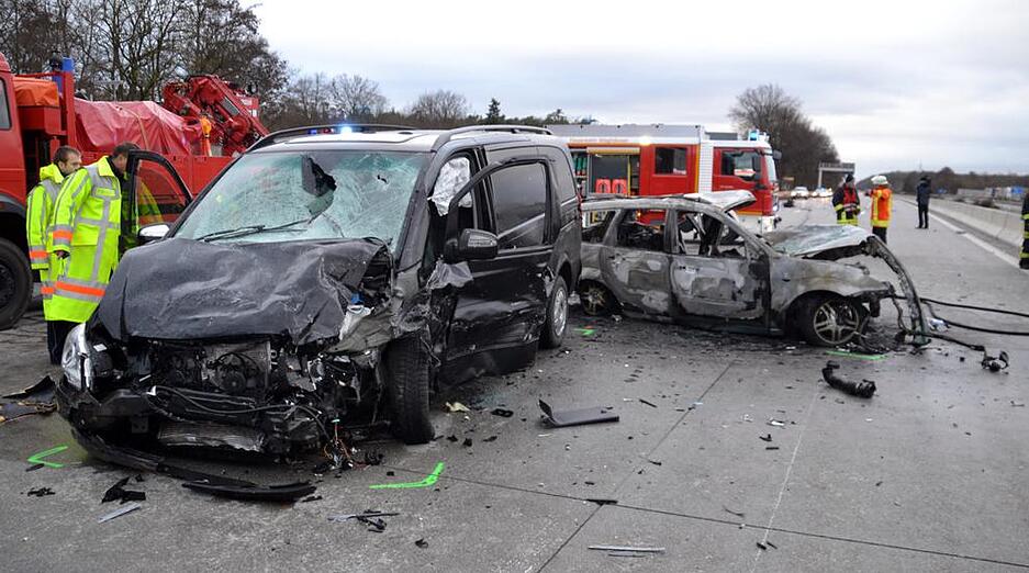 Ein Transporter mit drei Insassen raste anschließend in die Unfallstelle.