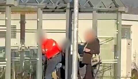 Ein Video soll die Attacke am Eppinger Bahnhof zeigen. Ein Video soll die Attacke am Eppinger Bahnhof zeigen.