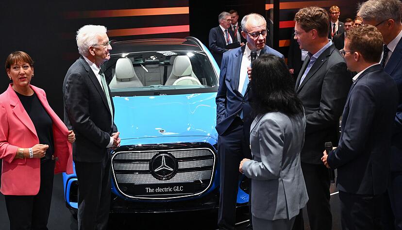 Bundeskanzler Friedrich Merz am Stand von Mercedes-Benz. Bundeskanzler Friedrich Merz am Stand von Mercedes-Benz.
