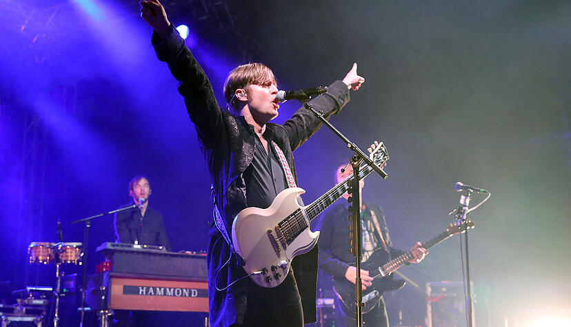 Mando Diao spielen sich beim Blacksheep-Festival in 90 Minuten durch 20 Jahre Bandgeschichte. Foto: Andreas Veigel Mando Diao spielen sich beim Blacksheep-Festival in 90 Minuten durch 20 Jahre Bandgeschichte. Foto: Andreas Veigel