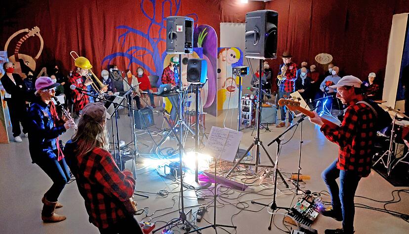 Wenn drei Rockmusiker auf vier Musiker der Neuen Musik treffen: Statt Vernissagenreden gab es das etwas andere H&ouml;rerlebnis im Kunstverein.
Foto: Ralf Seidel