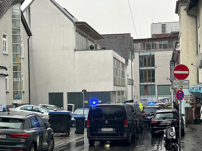 Auch hinter dem Geschäft in der Siebeneichgasse sichern zahlreiche Beamte das Gebäude ab. Es besteht Verdacht auf illegale Tabakverkäufe.