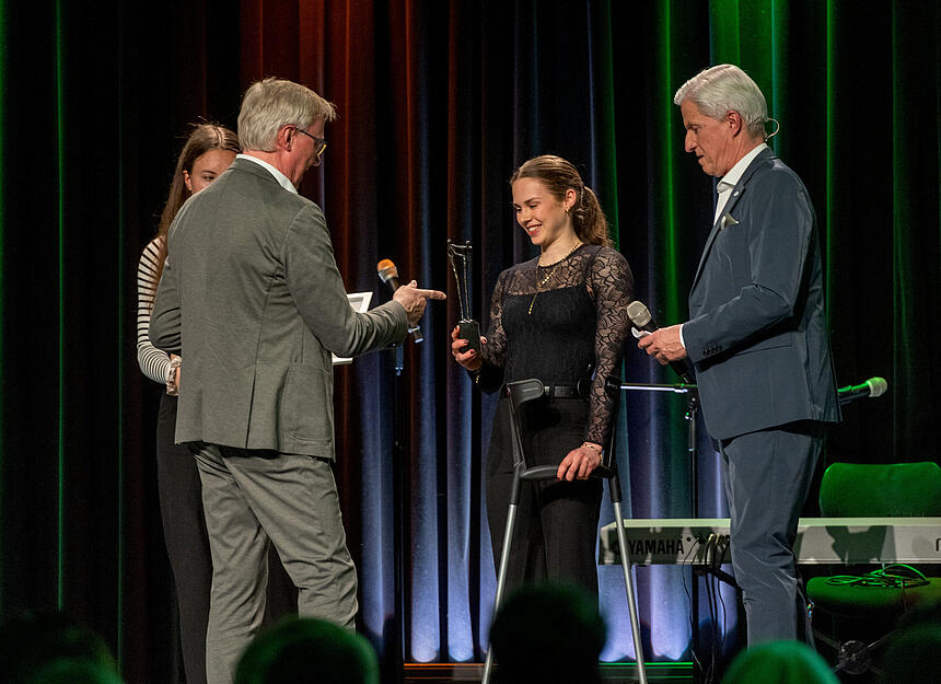 Als Siegerin nahm Voltigiererin Alice Layher den Pokal entgegen.