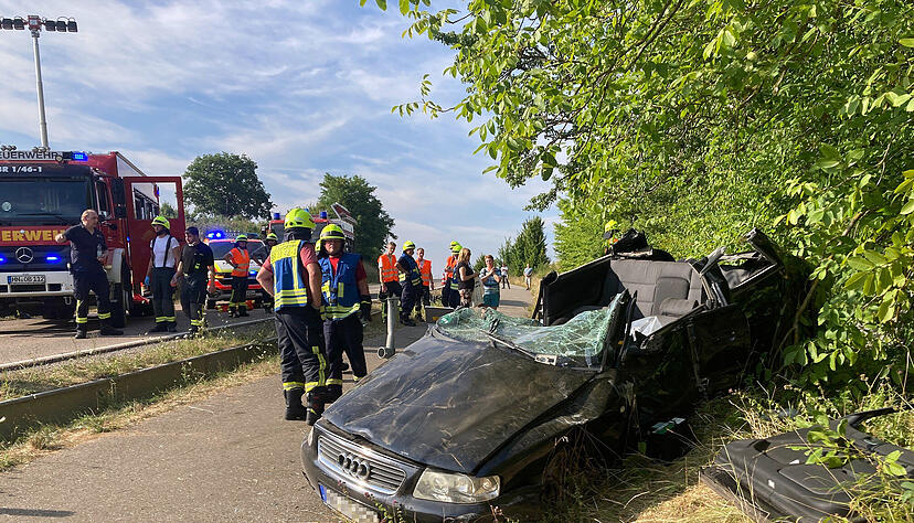 Um zwei eingeklemmte Personen zu befreien, musste die Feuerwehr das Dach des Wagens entfernen. Um zwei eingeklemmte Personen zu befreien, musste die Feuerwehr das Dach des Wagens entfernen.
