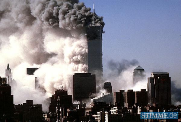 Einer der T&uuml;rme des World Trade Center st&uuml;rzt am Dienstag (11.09.2001) in New York zusammen. Sp&auml;ter fiel auch der zweite Turm zusammen, nachdem beide von Passagierflugzeugen getroffen worden waren.