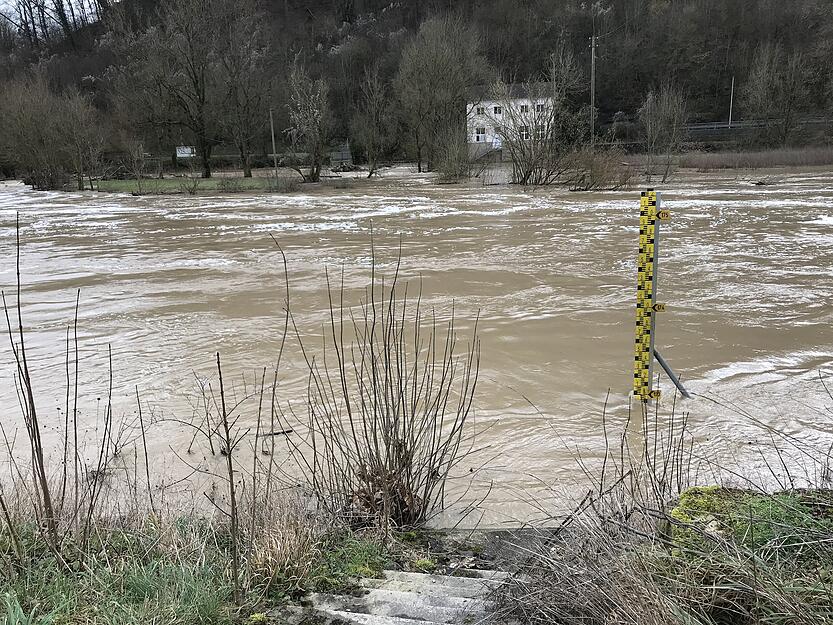 Der Kocher umsp&uuml;lt rauschend die Messlatte bei M&ouml;glingen.