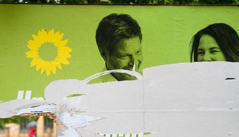 Ein zerstörtes Wahlplakat der Grünen (Symbolfoto).