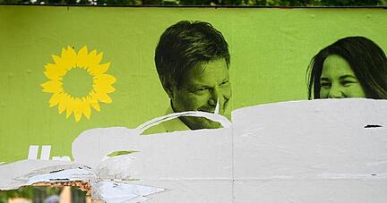 Ein zerstörtes Wahlplakat der Grünen (Symbolfoto).