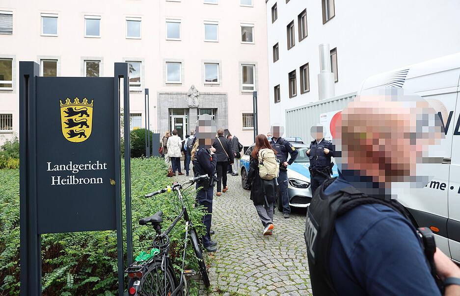 "Letzte Generation" hält Mahnwache vor Heilbronner Landgericht ab "Letzte Generation" hält Mahnwache vor Heilbronner Landgericht ab