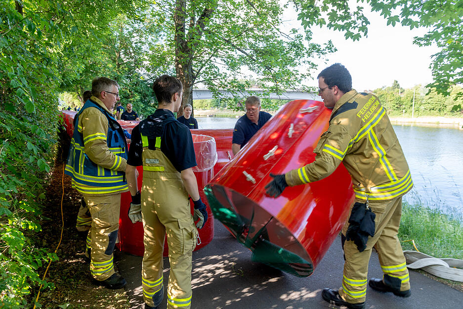 Feuerwehr, Polizei, Rettungsdienste und das Technische Hilfswerk nehmen mit insgesamt rund 400 Einsatzkräften an der Katastrophenschutzübung in Heilbronn teil. Geprobt wird das Szenario "extremes" Hochwasser. Feuerwehr, Polizei, Rettungsdienste und das Technische Hilfswerk nehmen mit insgesamt rund 400 Einsatzkräften an der Katastrophenschutzübung in Heilbronn teil. Geprobt wird das Szenario "extremes" Hochwasser.