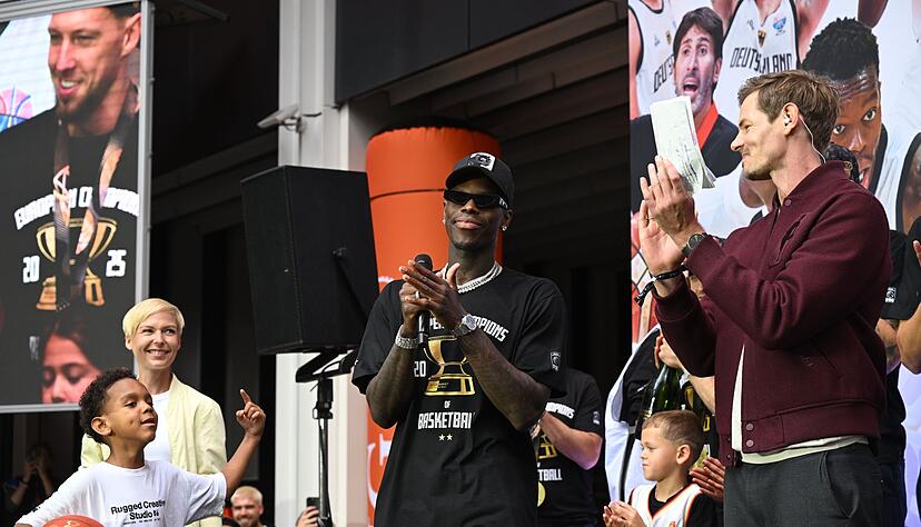 Applaus der Fans f&uuml;r Kapit&auml;n Schr&ouml;der und seine Kollegen.