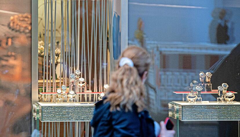 Schaufensterbeleuchtung ist nicht verboten. Trotzdem verringern sie viele Einzelhändler schon vor dem 1. September und schalten sie zudem früher aus. Schaufensterbeleuchtung ist nicht verboten. Trotzdem verringern sie viele Einzelhändler schon vor dem 1. September und schalten sie zudem früher aus.