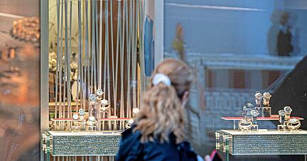 Schaufensterbeleuchtung ist nicht verboten. Trotzdem verringern sie viele Einzelhändler schon vor dem 1. September und schalten sie zudem früher aus. 
Foto: dpa Schaufensterbeleuchtung ist nicht verboten. Trotzdem verringern sie viele Einzelhändler schon vor dem 1. September und schalten sie zudem früher aus. 
Foto: dpa