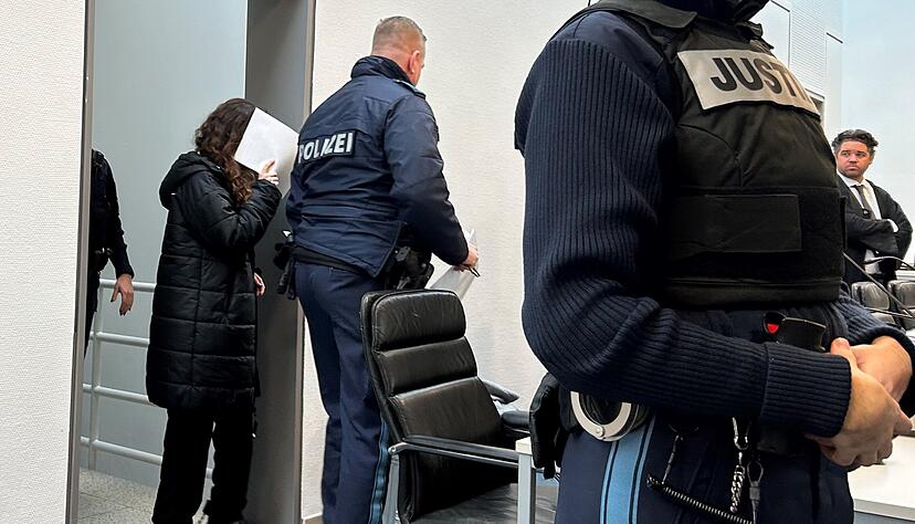 Dritter Verhandlungstag im sogenannten Doppelgängerin-Mordprozess: Die Angeklagte betritt den Gerichtssaal. Dritter Verhandlungstag im sogenannten Doppelgängerin-Mordprozess: Die Angeklagte betritt den Gerichtssaal.