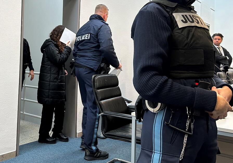 Dritter Verhandlungstag im sogenannten Doppelgängerin-Mordprozess: Die Angeklagte betritt den Gerichtssaal. Dritter Verhandlungstag im sogenannten Doppelgängerin-Mordprozess: Die Angeklagte betritt den Gerichtssaal.