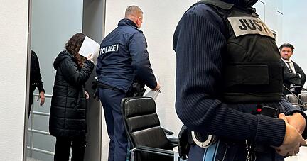 Dritter Verhandlungstag im sogenannten Doppelgängerin-Mordprozess: Die Angeklagte betritt den Gerichtssaal. Dritter Verhandlungstag im sogenannten Doppelgängerin-Mordprozess: Die Angeklagte betritt den Gerichtssaal.