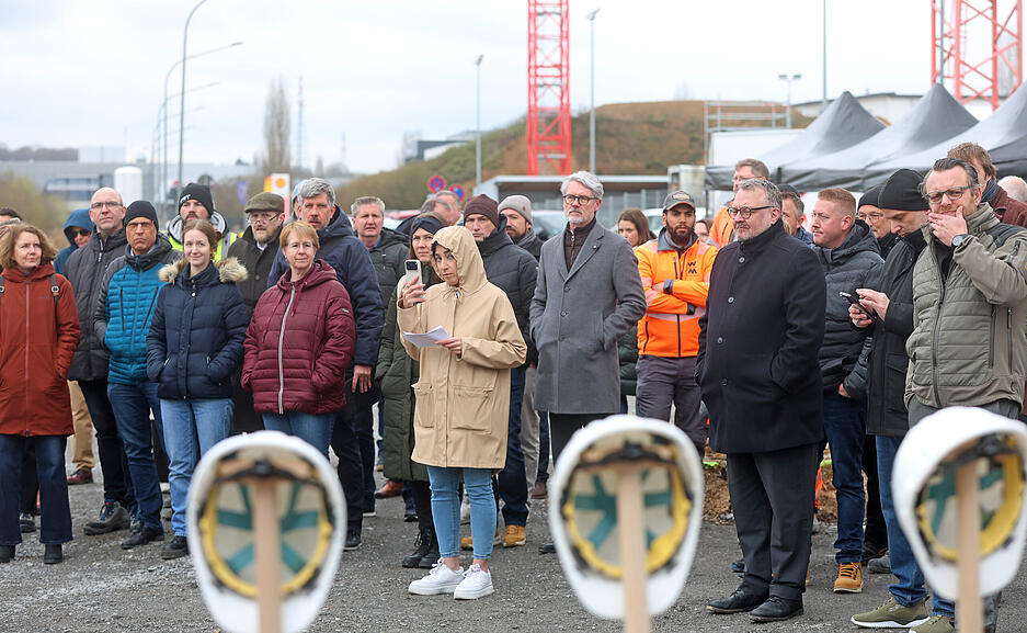 Vertreter der Stadt Heilbronn feiern den Baubeginn der Nordumfahrung und der Neckartalstra&szlig;e.