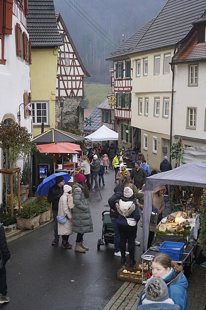 Kunsthandwerker präsentieren hochwertige Unikate mitten im festlichen Forchtenberger Ambiente.