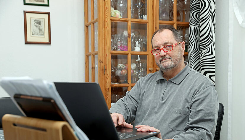 Franz Messing dolmetscht nicht nur simultan für Ermittlungsbehörden und Gerichte. Am heimischen Computer übersetzt er auch immer wieder Schriften ins Rumänische.
Foto: Ralf Seidel Franz Messing dolmetscht nicht nur simultan für Ermittlungsbehörden und Gerichte. Am heimischen Computer übersetzt er auch immer wieder Schriften ins Rumänische.
Foto: Ralf Seidel