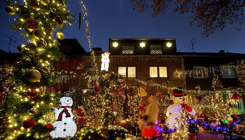 In allen Farben leuchtet das weihnachtlich dekorierte Haus von Altenpfleger Dirk van Acken in Oberhausen. In allen Farben leuchtet das weihnachtlich dekorierte Haus von Altenpfleger Dirk van Acken in Oberhausen.