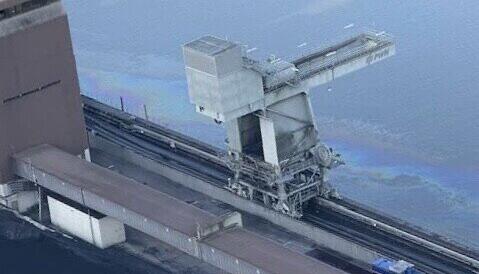 Auf dem Neckar treibt am Maifeiertag eine schillernde Substanz – Wasserproben zeigen, was es damit auf sich hat. Auf dem Neckar treibt am Maifeiertag eine schillernde Substanz – Wasserproben zeigen, was es damit auf sich hat.
