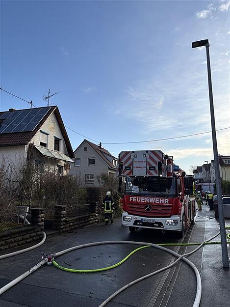 Mehrere Einsatzwagen der Freiwilligen Feuerwehr Schwaigern sind anger&uuml;ckt, um das Auto zu l&ouml;schen.