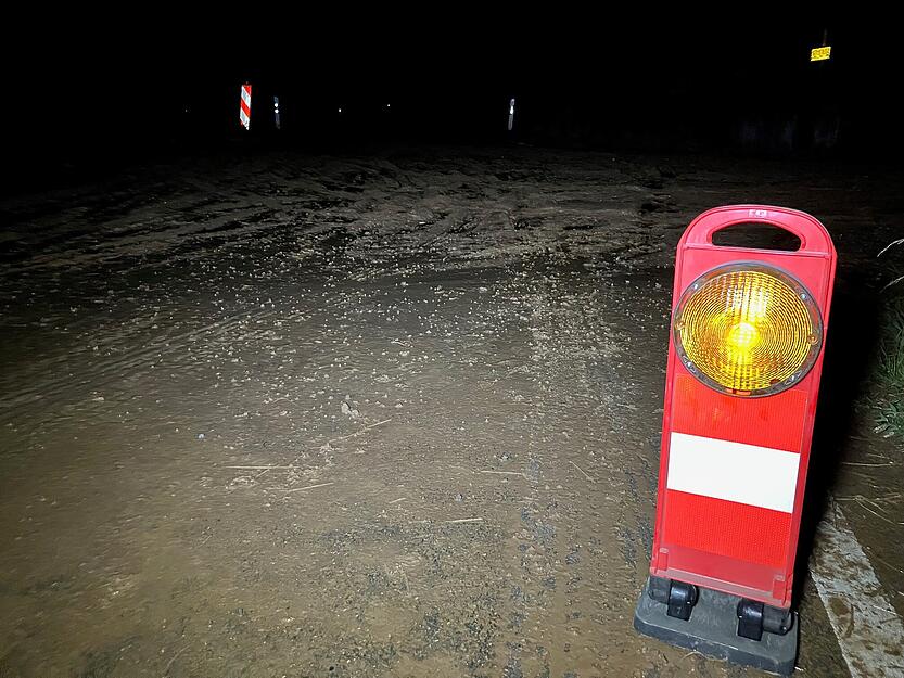 Die Folge: knöchelhoch Wasser und Schlamm auf den Straßen.