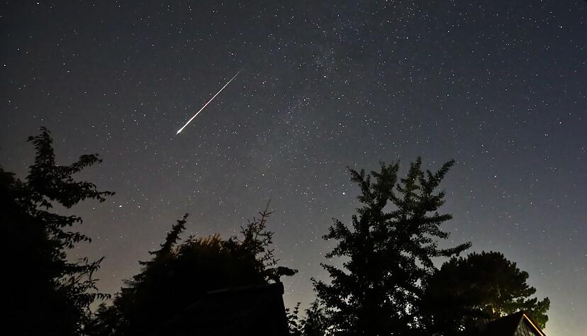 Im August gibt es viele Sternschnuppen zu sehen - die meisten in der Nacht auf Mittwoch. (Archivbild)