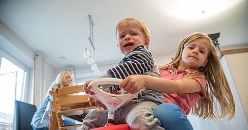 Da müssen sie erst mal alleine durch: Geschwister sollten miteinander streiten können.