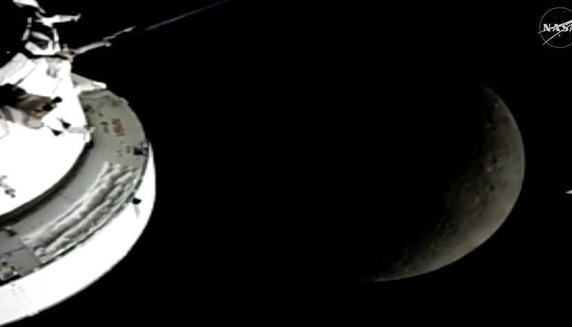 Die Crew ist um den Mond herumgeflogen.