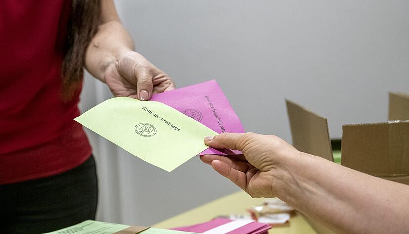Wer am Wahltag keine Zeit oder Lust hat, sein zugewiesenes Wahllokal aufzusuchen, der kann sich auch per Briefwahl beteiligen. Wer am Wahltag keine Zeit oder Lust hat, sein zugewiesenes Wahllokal aufzusuchen, der kann sich auch per Briefwahl beteiligen.