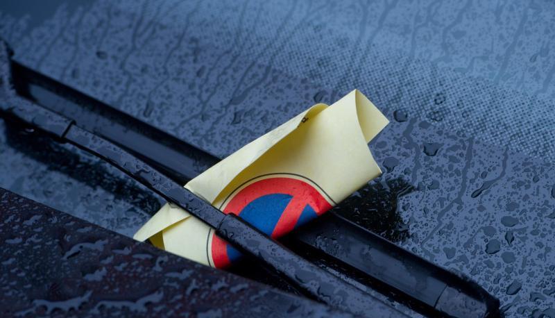 Macht dann zehn Euro bitte - mit f&uuml;nf Metern Abstand des geparkten Autos zur Kreuzung w&auml;re das nicht passiert.