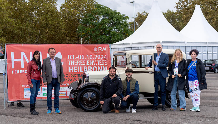 Ramona und Dieter Link, Florian Bölz, Simon Scherr, Steffen Schoch, Jutta Büttner und Michele Rennhofer (von links) hoffen vor einem Oldtimer, einem Opel P3, Baujahr 1927, auf einen guten Besuch der Herbstmesse. Foto: Mario Berger Ramona und Dieter Link, Florian Bölz, Simon Scherr, Steffen Schoch, Jutta Büttner und Michele Rennhofer (von links) hoffen vor einem Oldtimer, einem Opel P3, Baujahr 1927, auf einen guten Besuch der Herbstmesse. Foto: Mario Berger
