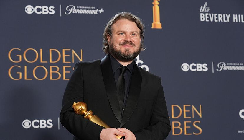 Brady Corbet freut sich &uuml;ber den Regie-Globe.