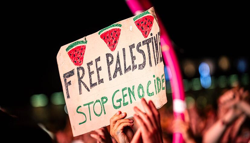«Free Palestine - Stop Genocide» steht auf einem Plakat bei dem Auftritt vom US-Rapper Macklemore. Es war eine von wenigen politischen Botschaften im Publikum. «Free Palestine - Stop Genocide» steht auf einem Plakat bei dem Auftritt vom US-Rapper Macklemore. Es war eine von wenigen politischen Botschaften im Publikum.