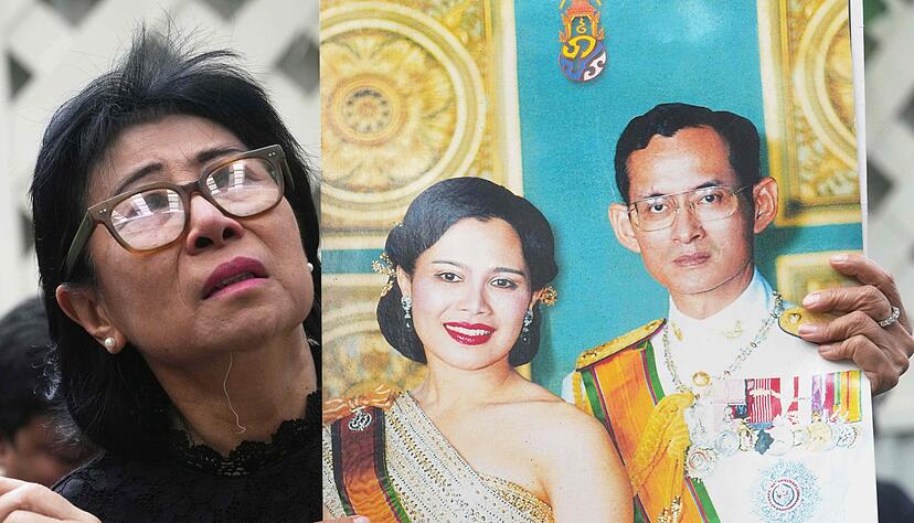 In Thailand wurde Sirikit tief verehrt. In Thailand wurde Sirikit tief verehrt.