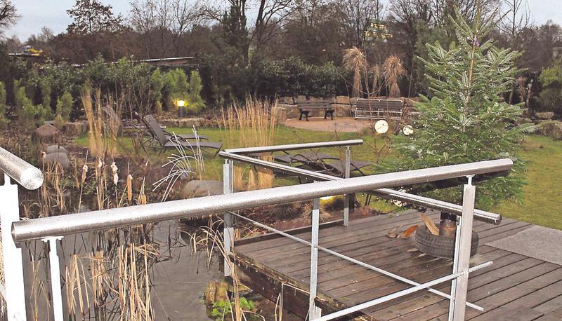 Der h&uuml;bsch beleuchtete Garten l&auml;dt zum Entspannen und Abk&uuml;hlen ein. Es gibt auch eine Au&szlig;ensauna.