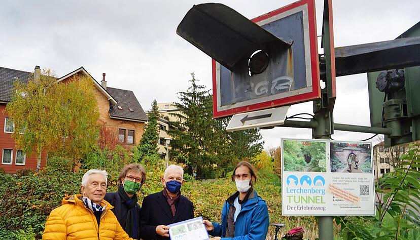 1438 Heilbronner unterstützen die Radweg-Idee. Unterschriften-Übergabe mit (von links) Wolf Theilacker, Hartmut Seitz-Bay, OB Harry Mergel und Martin Bücker.