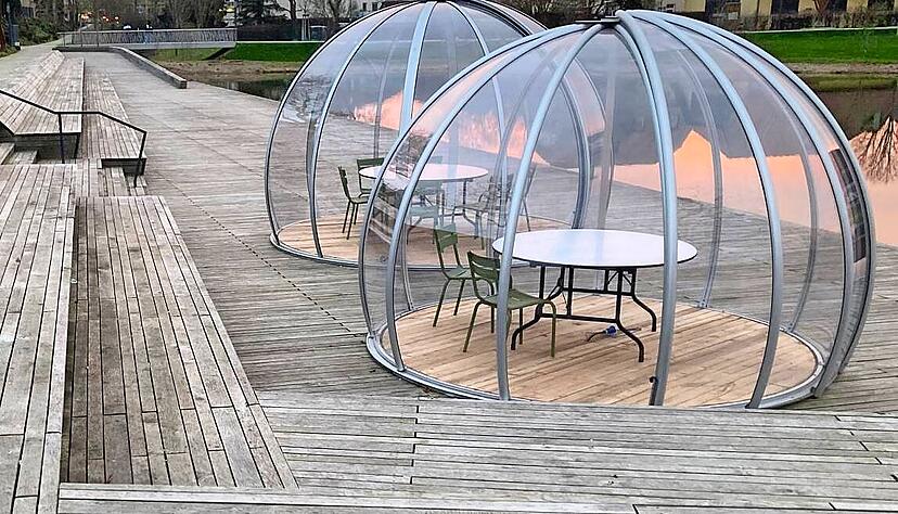 G&auml;ste-Iglus des Bistros am Weiherpark in Eppingen: Mit diesen Glasbauten startet Gastronomin Natascha Pfeifle zum zweiten Mal die Saison.
Foto: J&ouml;rg K&uuml;hl