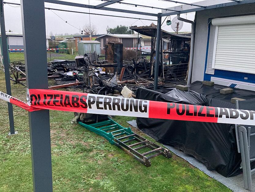 Der Brand entstand wohl kurz nach Mitternacht und weitete sich auch auf umliegende Wohnwägen aus.