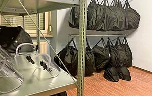 Ein Teil der Ausrüstung der Sicherheitsgruppe ist in diesen schwarzen Taschen verpackt. Jeder Beamte hat seine eigene Tasche. Ein Teil der Ausrüstung der Sicherheitsgruppe ist in diesen schwarzen Taschen verpackt. Jeder Beamte hat seine eigene Tasche.