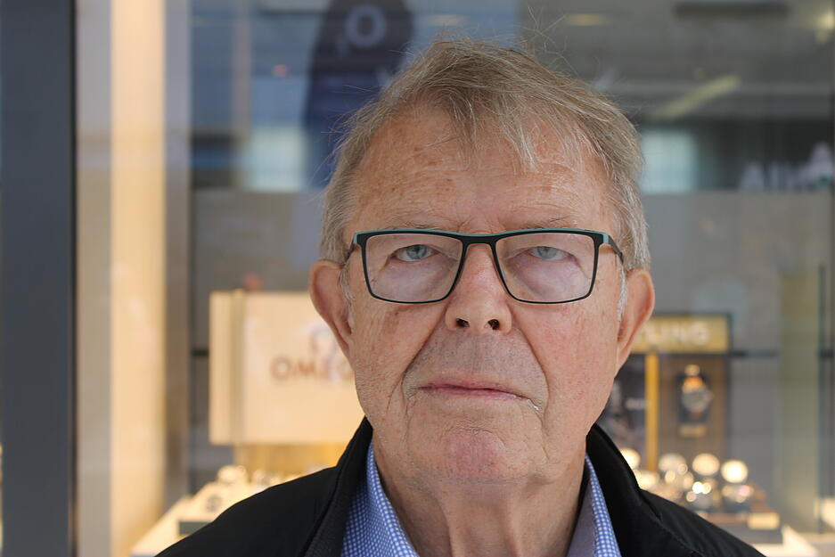 Richard Meyer (Kunde): Die Regelung mit den 20 Quadratmetern empfinde ich als Willkür. Ein Kosmetiker braucht ja mehr Platz als ein Schmuckhändler. Ich finde gut, dass mehr Menschen in die Geschäfte dürfen. Gerade habe ich aber wegen der Maske nicht so richtig Lust zum Einkaufen. Richard Meyer (Kunde): Die Regelung mit den 20 Quadratmetern empfinde ich als Willkür. Ein Kosmetiker braucht ja mehr Platz als ein Schmuckhändler. Ich finde gut, dass mehr Menschen in die Geschäfte dürfen. Gerade habe ich aber wegen der Maske nicht so richtig Lust zum Einkaufen.