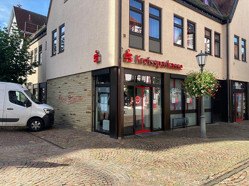 Schriftzüge gibt es auch am Gebäude der Kreissparkasse in Möckmühl.