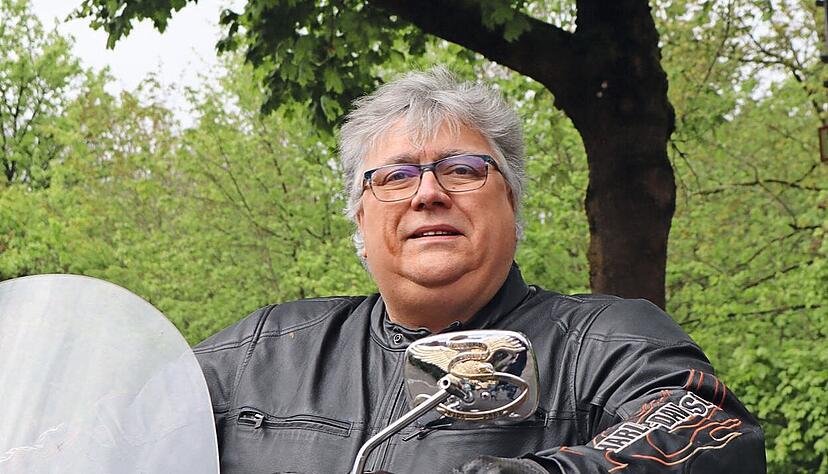 F&uuml;r sein Wahlplakat hat sich Uwe K&ouml;hler auf seinem Motorrad fotografieren lassen. Bei der Kreistagswahl hat er 3685 Stimmen geholt. In den &Ouml;hringer Gemeinderat zog er mit 4533 Stimmen ein.
Foto: privat